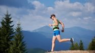 Un coureur en montagne. Crédit photo : Magnific.
