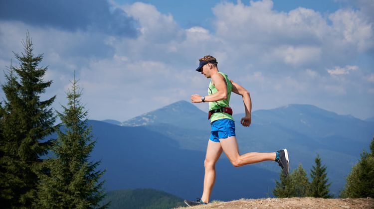 Un coureur en montagne. Crédit photo : Magnific.