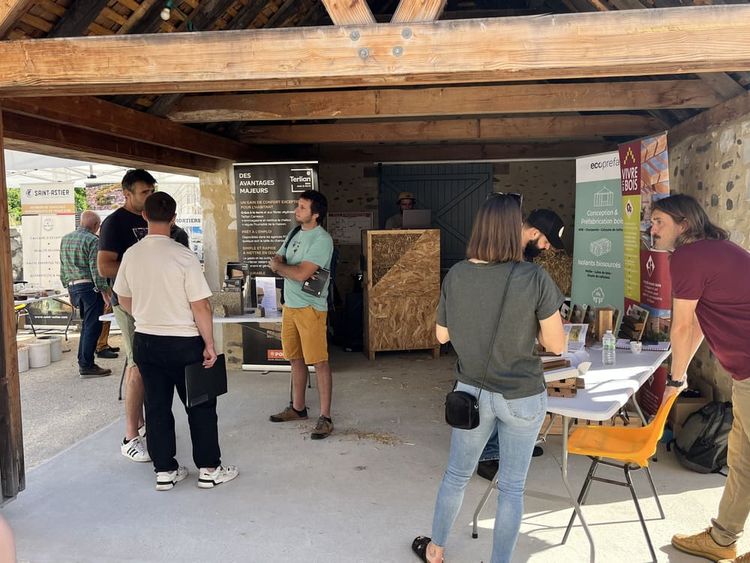 Le Forum des éco matériaux, à la Ferme Guilhembaqué, à Laroin. Crédit photo : CD64