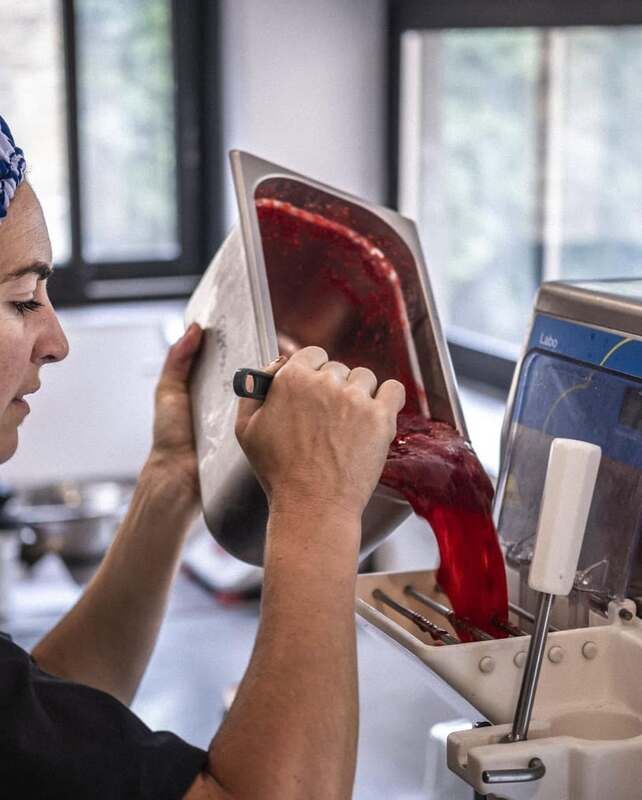 Pauline Prouane transforme les fruits de son propre verger, en Béarn.