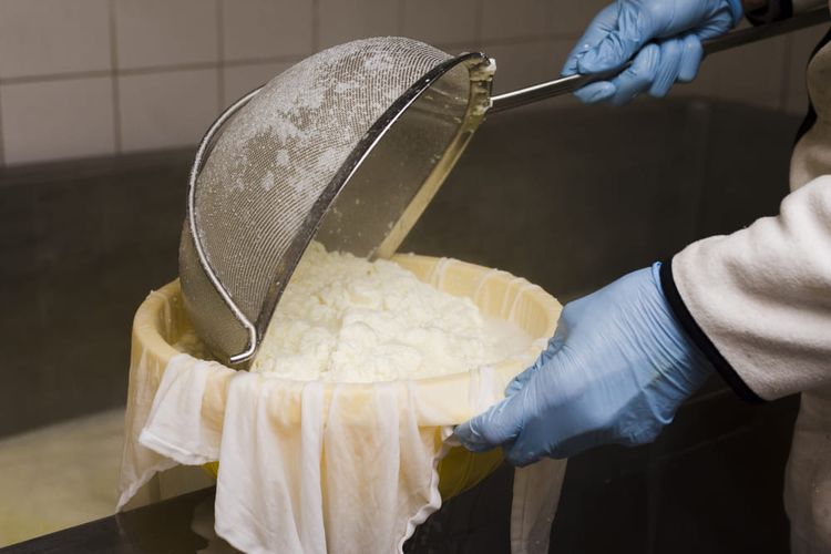 La fabrication de la mozzarella. Crédit photo : Magnific