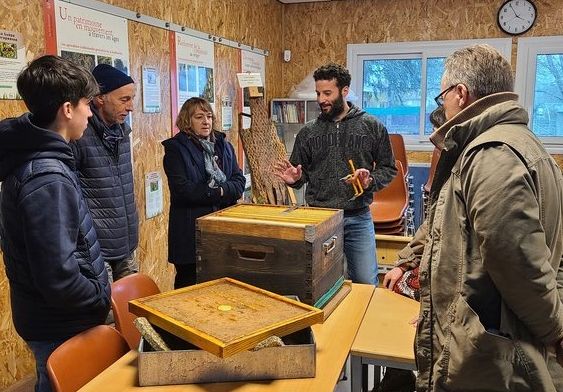 Julien Clament, apiculteur, anime des ateliers pour parler de sa passion, en Béarn.