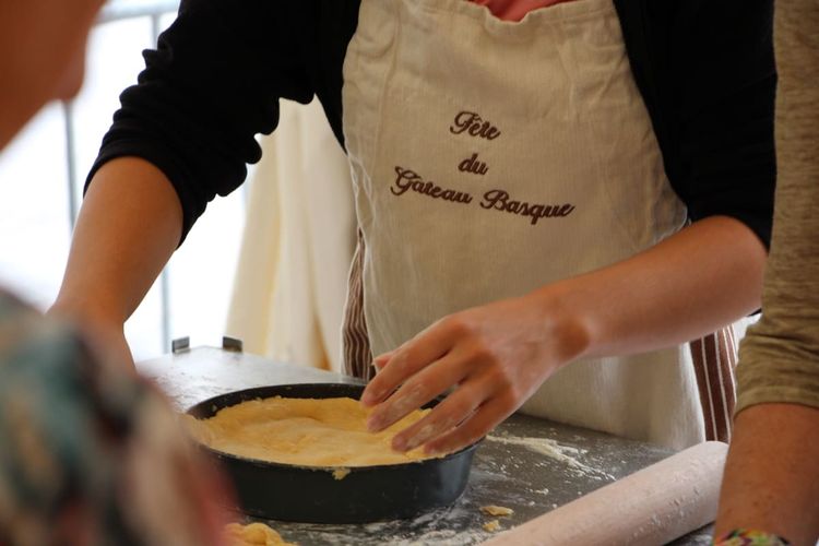 Basque Tours Cambo met la main à la pâte pour célébrer le gâteau basque - PresseLib