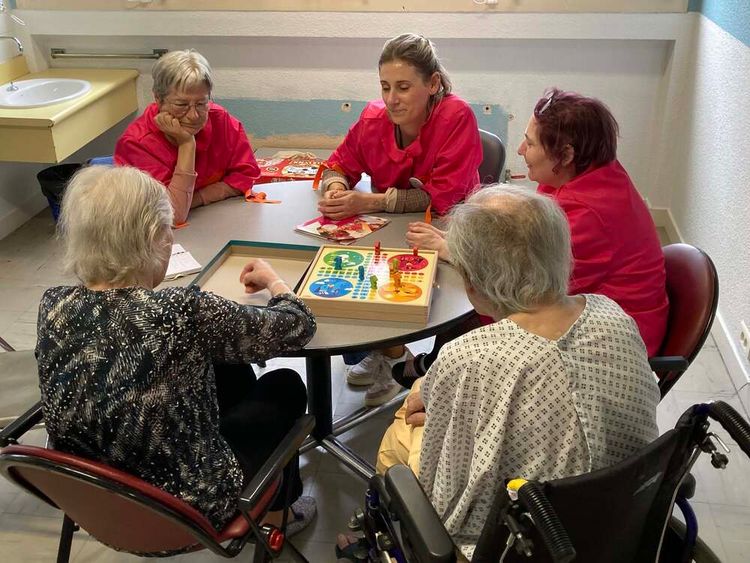 Des bénévoles des Blouses Roses de Pau divertissent les seniors et les enfants hospitalisés.