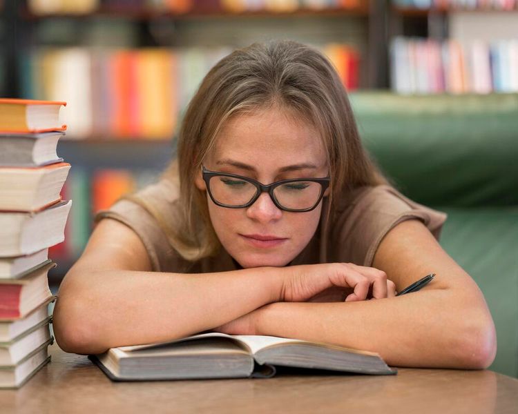 Une adolescente lit un livre. Crédit photo : Magnific