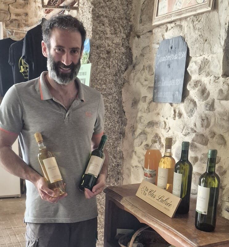 Thomas Pissondes est le représentant de la 5e génération de sa famille à la tête du domaine viticole du Clos Labrée, à Jurançon.