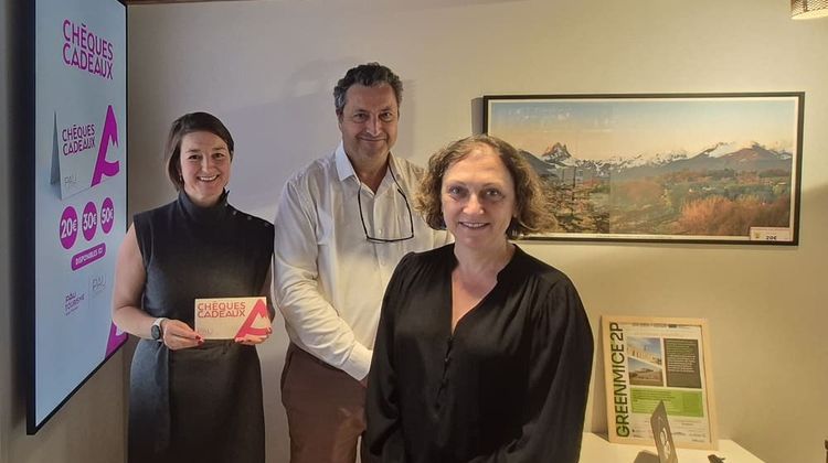 Julie Comte-Gabillon, présidente de Pau Commerce, Sylvain Langer, directeur de l’Office de tourisme de Pau, et Marianne Lajarige, adjointe à la mairie de Pau en charge du commerce et du tourisme.