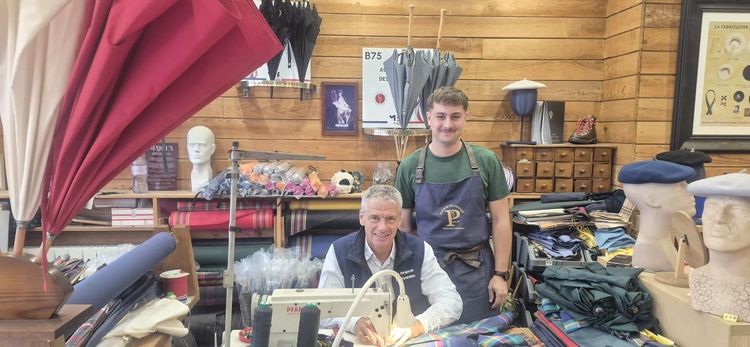 Christophe et Théo Panda fabriquent des parapluies de manière artisanal à Pau.