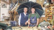 Christophe et Théo Panda fabriquent des parapluies de manière artisanal à Pau.