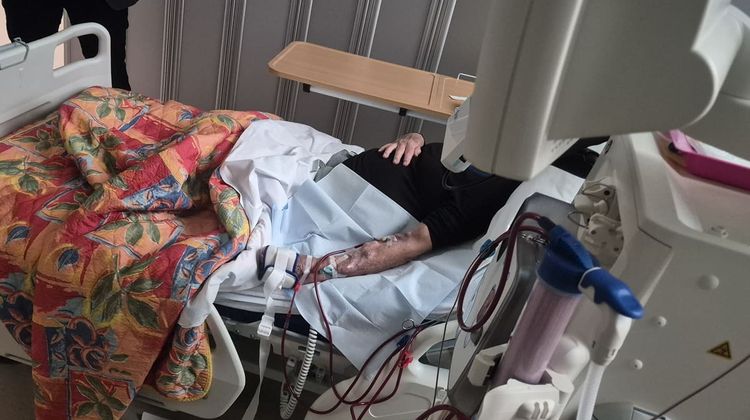Un patient en dialyse au centre de dialyse de l'Hôpital de Pau.