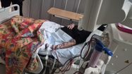 Un patient en dialyse au centre de dialyse de l'Hôpital de Pau.
